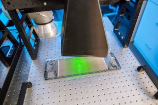 Digital-holographischer 3D-Sensor vermisst Bipolarplatten im Umformprozess Digital-holographischer 3D-Sensor vermisst Bipolarplatten im Umformprozess