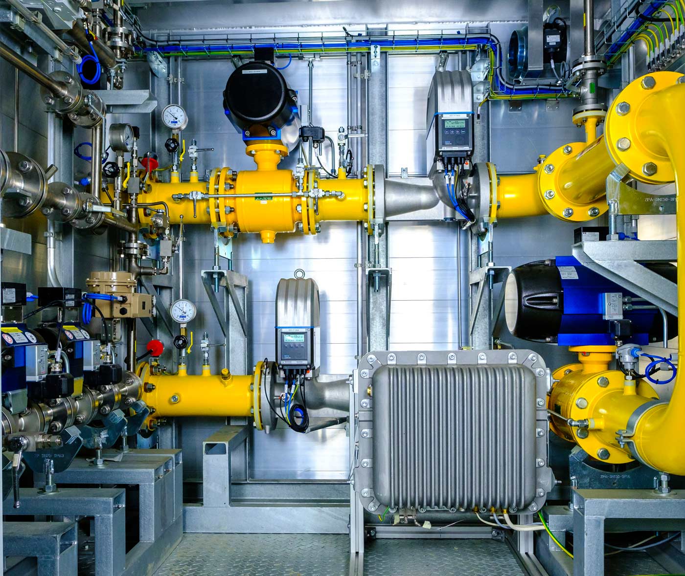Spektrometer und Wärmeleitfähigkeitssensor zur Wasserstoff-Messung an einer Erdgasleitung Spektrometer und Wärmeleitfähigkeitssensor zur Wasserstoff-Messung an einer Erdgasleitung