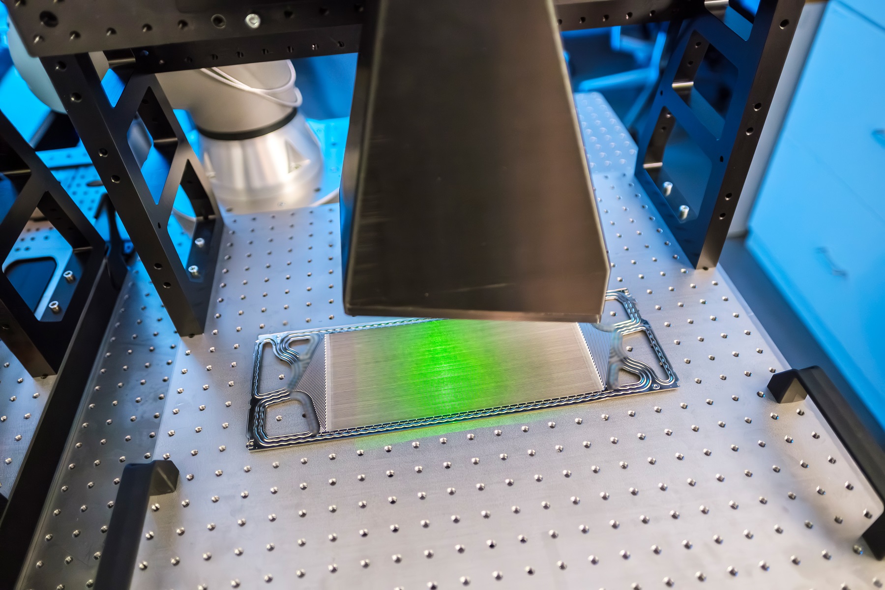 Digital holographic 3D sensor measures bipolar plates during the forming process Digital holographic 3D sensor measures bipolar plates during the forming process