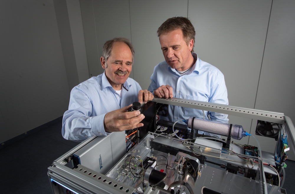 Joseph-von-Fraunhofer-Preis:
Prof. Dr. Rene Beigang und Dipl.-Ing. Thorsten Sprenger (vlnr)
Fraunhofer IPM
Sichere Identifizierung von Gefahrstoffen und Drogen: der Tehahertz-Postscanner