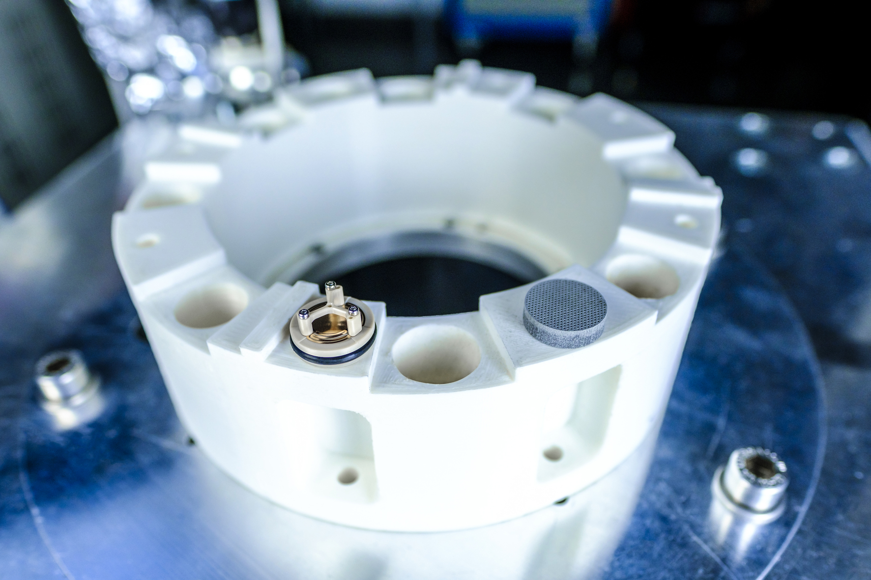 Magnetocaloric cooling system with high power density Magnetocaloric cooling system with high power density
